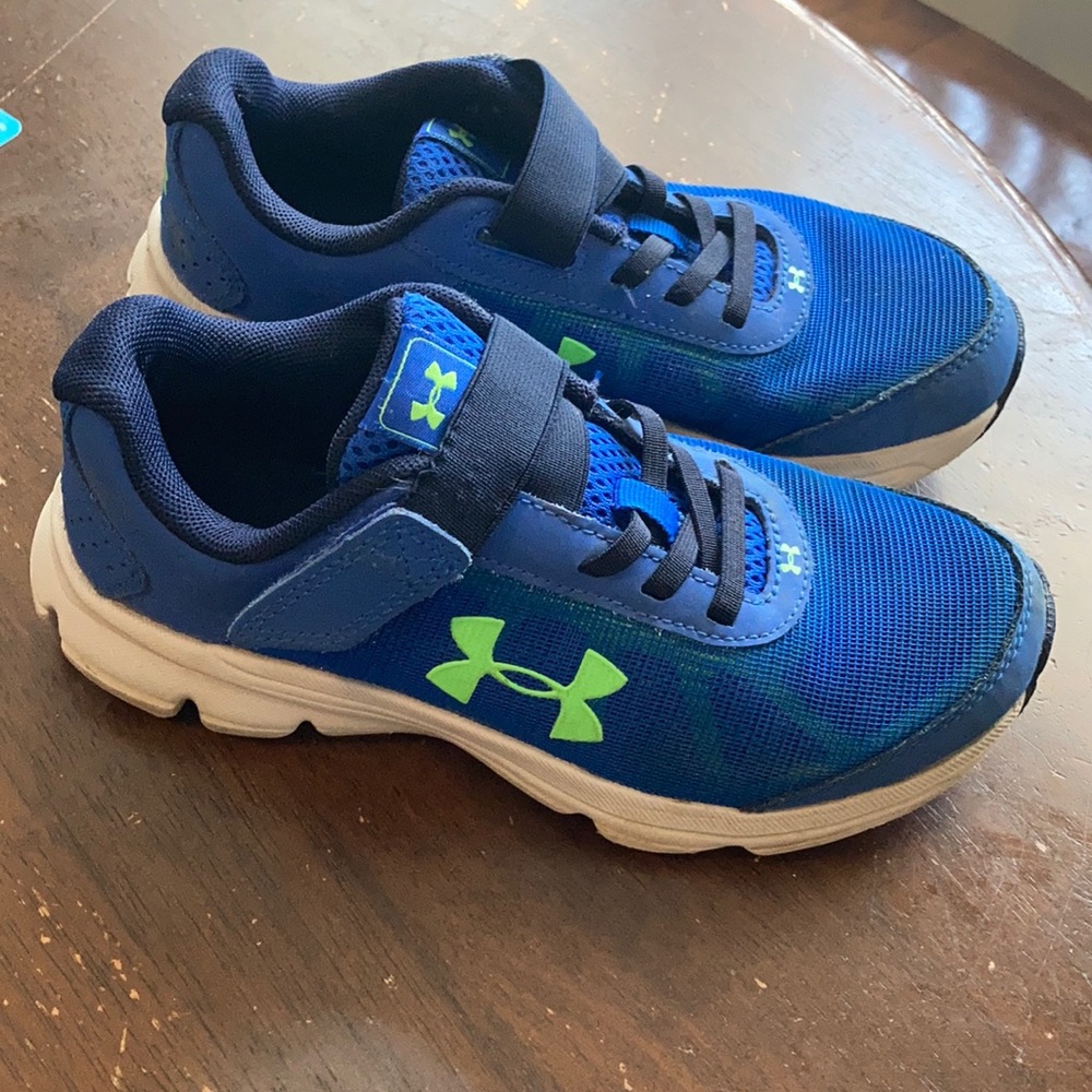 Boys size 2Y Under Armour shoes